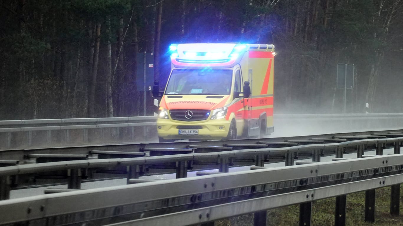 Rettungswagen auf Einsatzfahrt in Strausberg (Symbolbild): Alle Beteiligten kamen ins Krankenhaus.