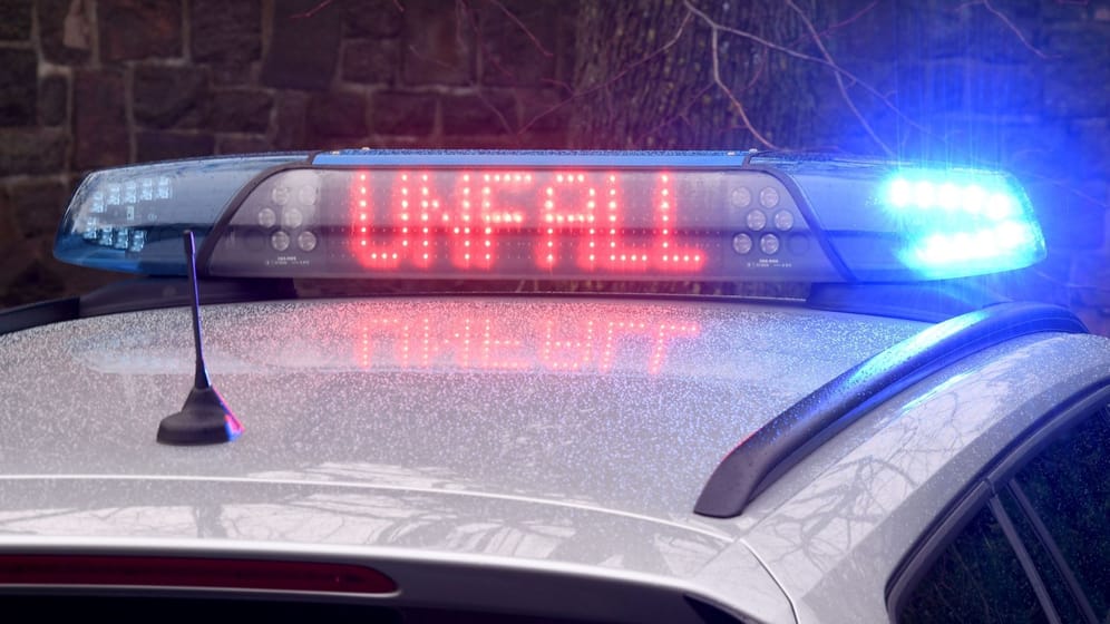 Die Leuchtschrift "Unfall" auf dem Dach eines Polizeiwagens: Ein Mann kam bei Bispingen ums Leben.