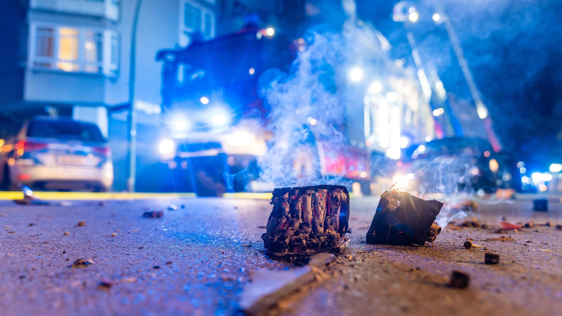 Einsatz der Berliner Feuerwehr in der Silvesternacht (Symbolbild): Nach Ausschreitungen fordert die Gewerkschaft der Polizei nun ein Böllerverbot.