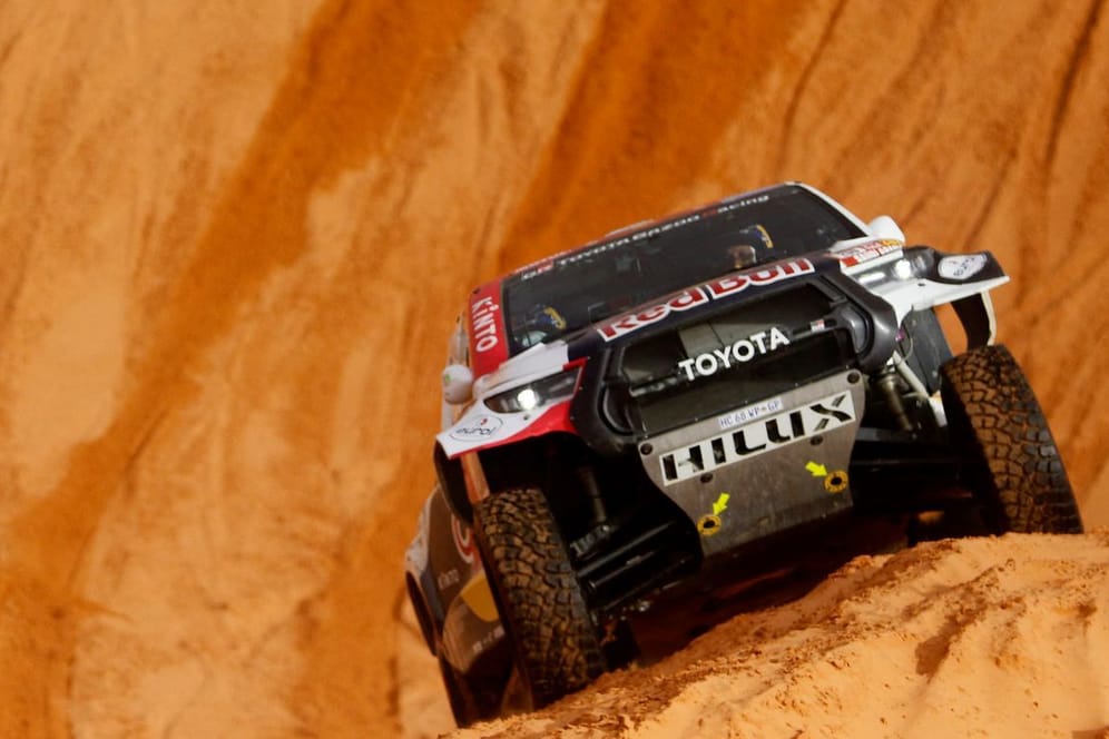 Ein Auto erklimmt einen Hügel bei der Rallye Dakar (Symbolbild): Auch in diesem Jahr ist ein Zuschauer bei einem Unfall ums Leben gekommen.
