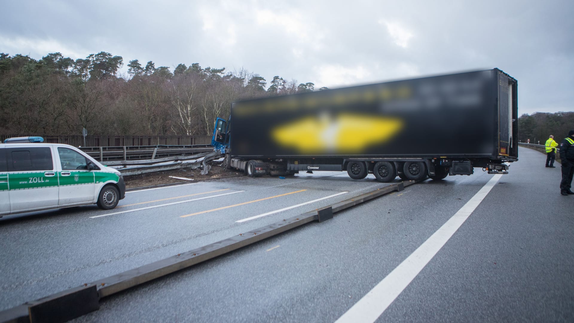 Ein Lkw steht quer auf der Fahrbahn: Die A7 ist vollgesperrt.