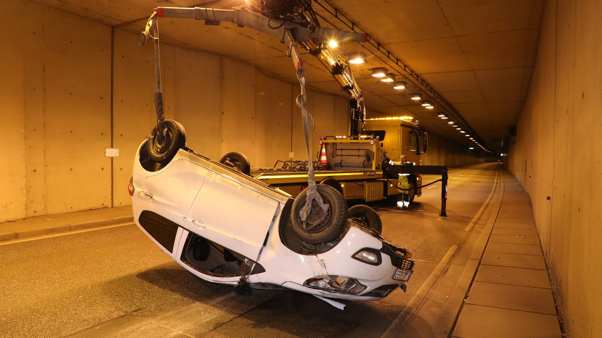 Der überschlagene Opel Karl wird von einem Abschleppfahrzeug abtransportiert. Nach zwei Stunden konnte die Fahrbahn wieder freigegeben werden. Der überschlagene Opel Karl wird von einem Abschleppfahrzeug abtransportiert. Nach zwei Stunden konnte die Fahrbahn wieder freigegeben werden.