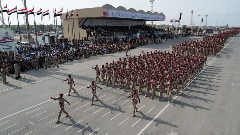 Militärparade der Huthi-Rebellen in der Hafenstadt al-Hudaida im September (Archivbild): Die Gruppe wird vom Iran unterstützt.