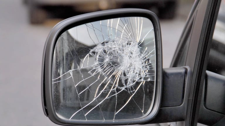 Zerstörter Außenspiegel eines Autos (Symbolfoto): Der Randalierer schlief seinen Rausch in der Polizeizelle aus.