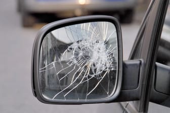 Zerstörter Außenspiegel eines Autos (Symbolfoto): Der Randalierer schlief seinen Rausch in der Polizeizelle aus.
