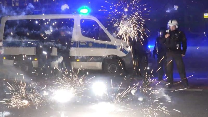 Angriffe auf Beamte: Nach Krawallen in der Silvesternacht tobt die Diskussion um Konsequenzen.