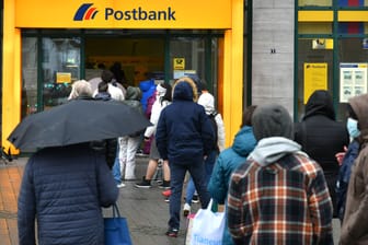 Schlange vor Postbank-Filiale (Archivbild): Kunden klagen mit erheblichen Problemen mit ihren Konten.