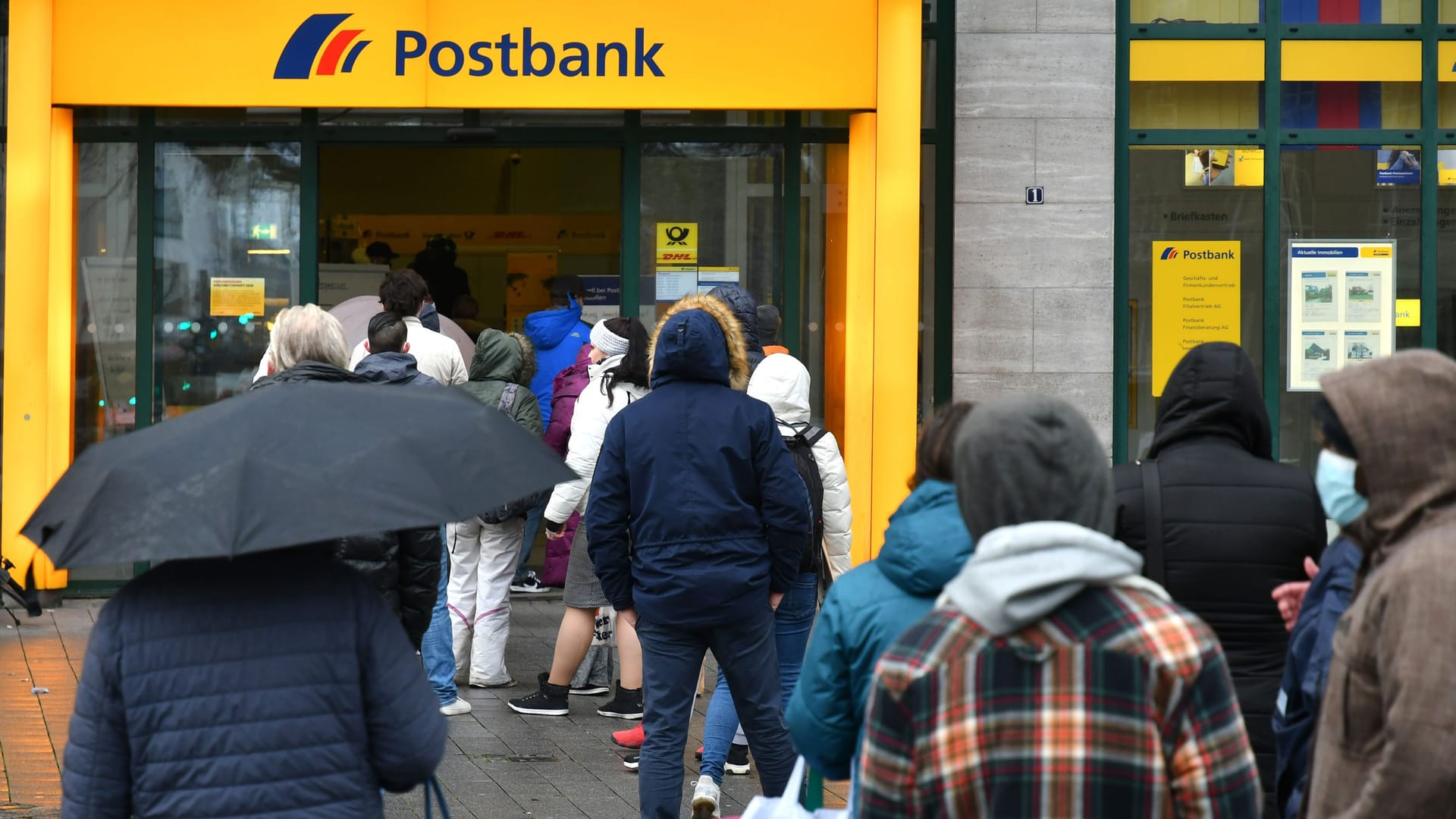 Schlange vor Postbank-Filiale (Archivbild): Kunden klagen mit erheblichen Problemen mit ihren Konten.