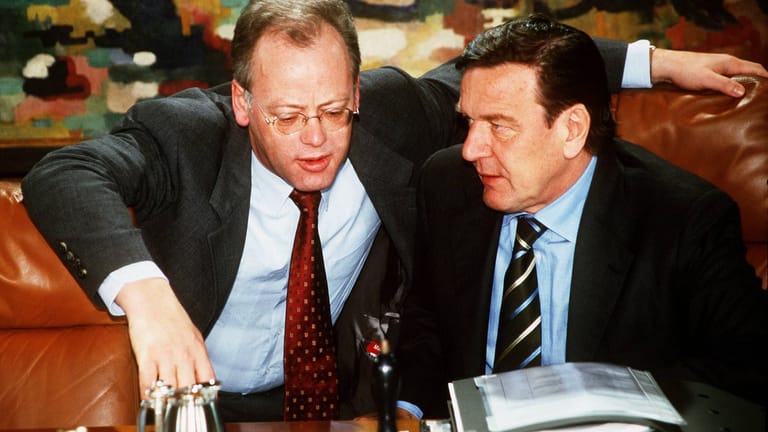 Vertrauen unter Männern: Bundeskanzler Gerhard Schröder (r.) mit seinem Verteidigungsminister Rudolf Scharping 1999 am Kabinettstisch in Bonn