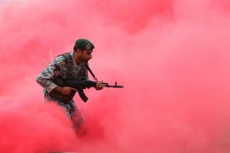 Militärübung der iranischen Armee zum Jahreswechsel: Die Proteste und die festgefahrenen Gespräche zum Atomdeal lassen Beobachter mit Sorge auf das Land blicken.