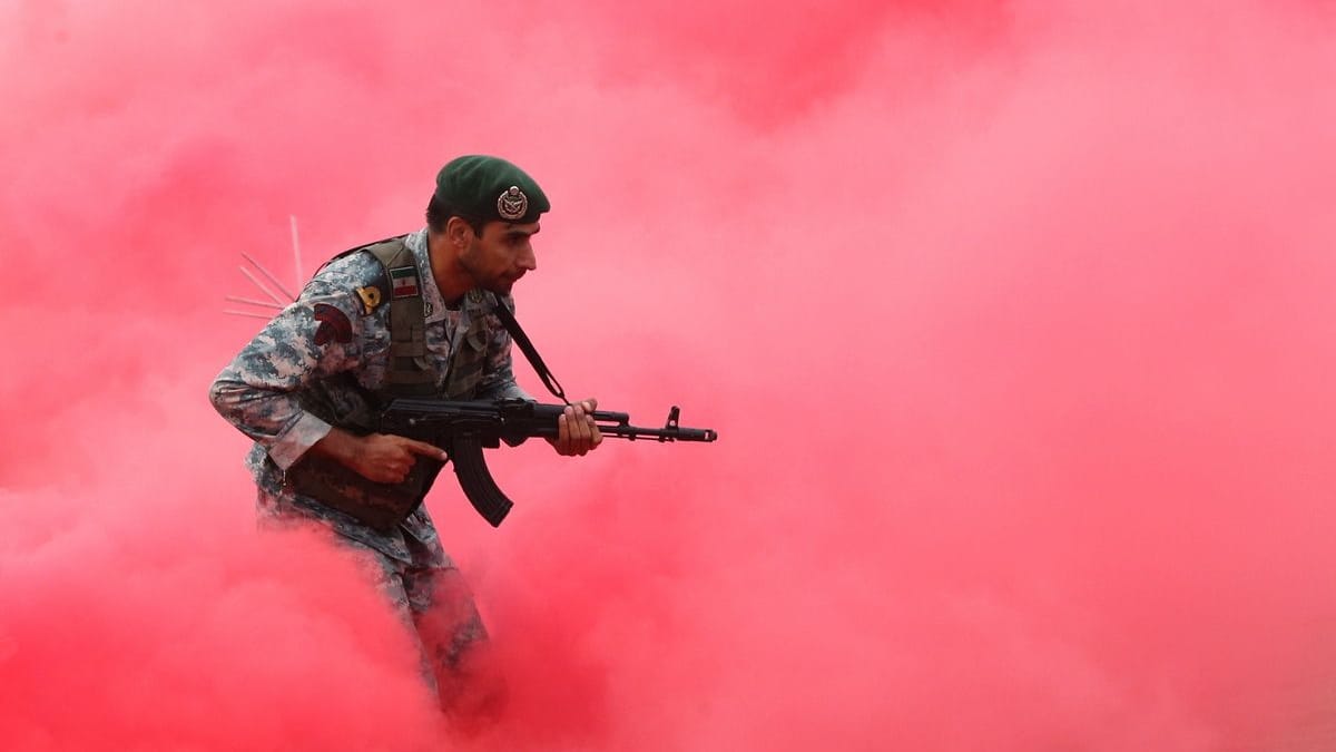 Militärübung der iranischen Armee zum Jahreswechsel: Die Proteste und die festgefahrenen Gespräche zum Atomdeal lassen Beobachter mit Sorge auf das Land blicken.