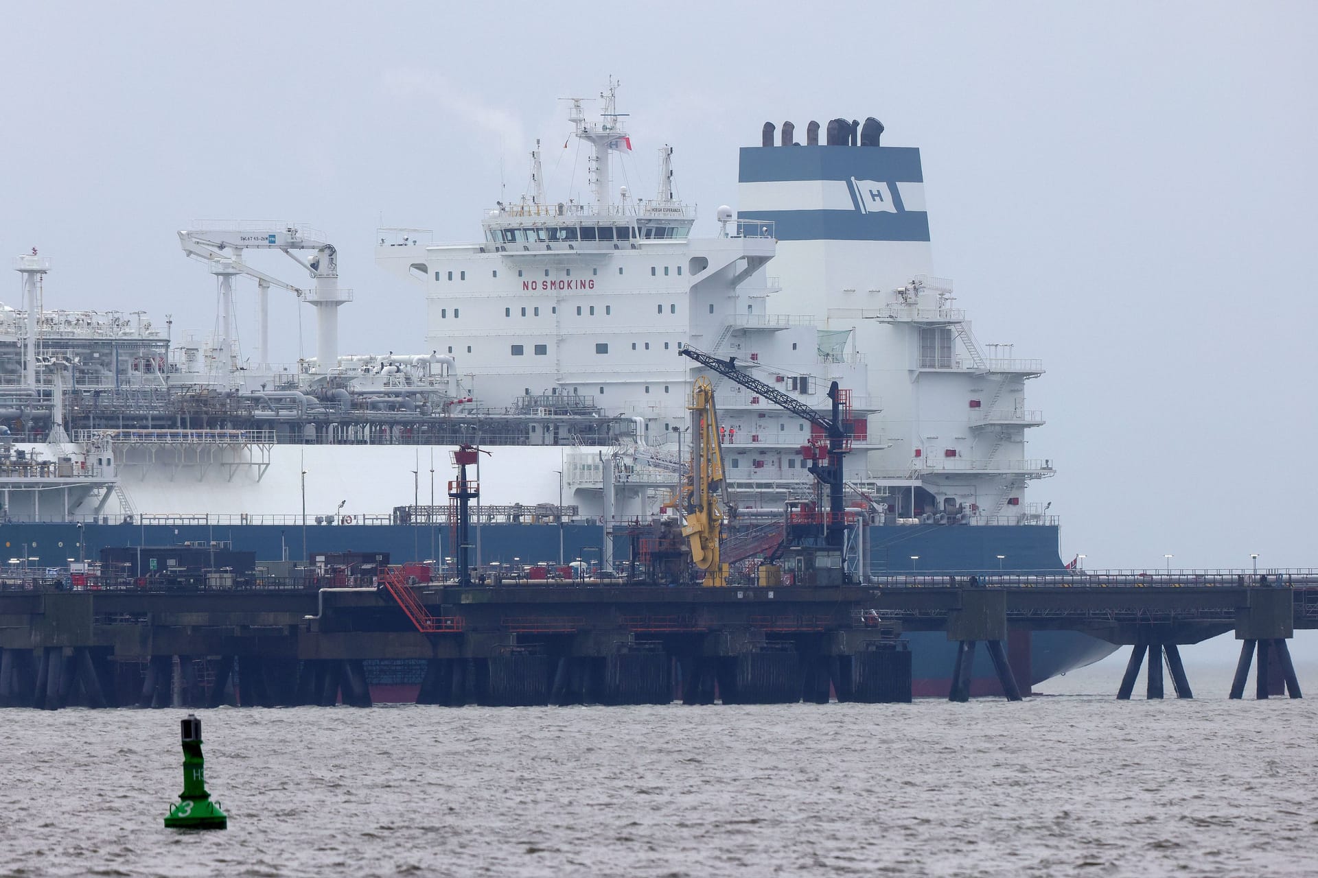 Das Herzstück des Terminals ist das fast 300 Meter lange Spezialschiff "Höegh Esperanza".