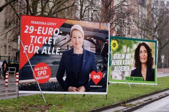 Wahlplakate in Berlin: In Umfragen liegt Giffey aktuell hinten.