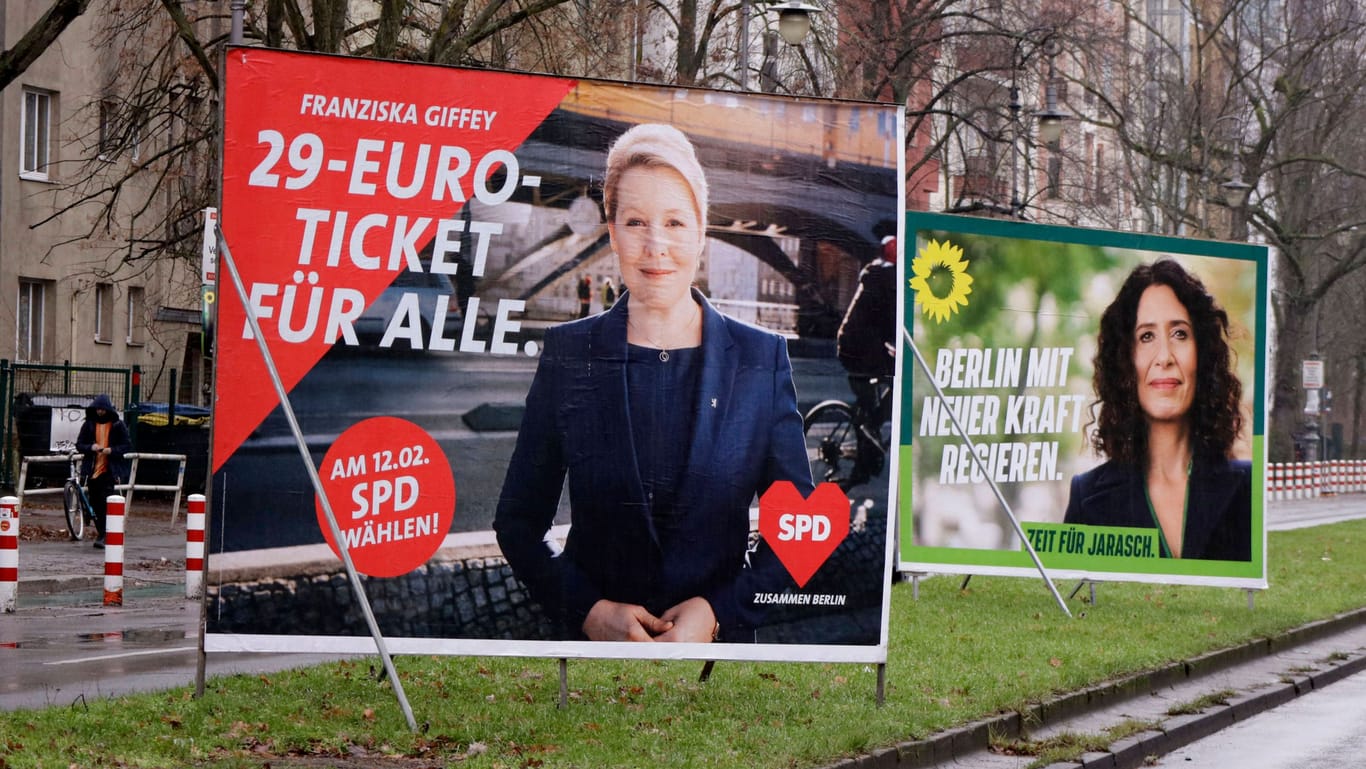 Wahlplakate in Berlin: In Umfragen liegt Giffey aktuell hinten.