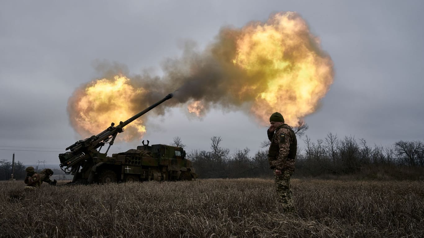 Ukrainische Soldaten feuern eine Haubitze in Richtung der russischen Stellungen in der Region Donezk: Aktuell bewegt sich der Frontverlauf kaum.
