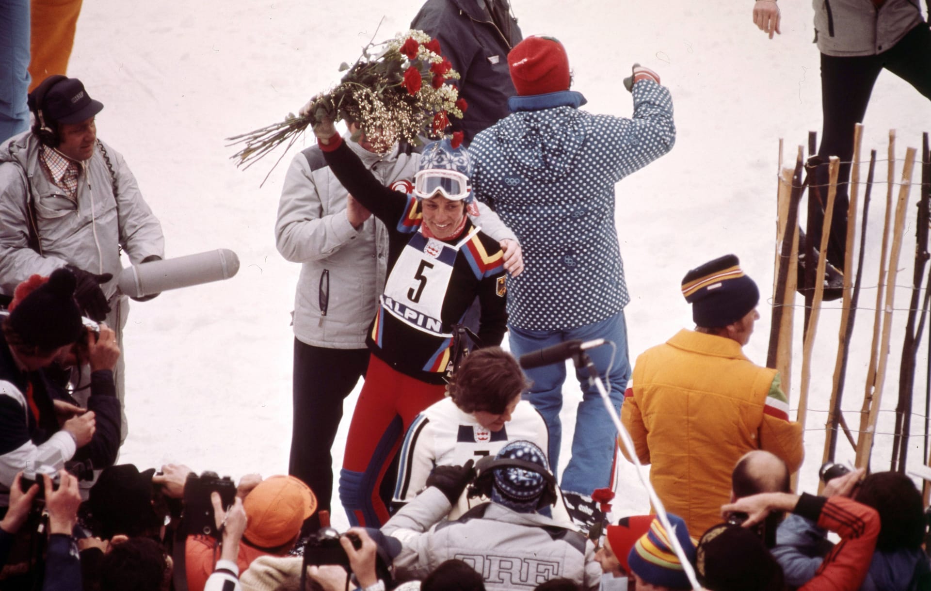 2. Februar 1976 in Innsbruck: Mittermaier holt bei Olympia Gold im Slalom und wird bejubelt.