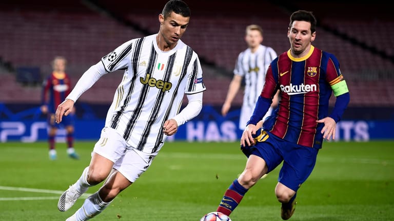Szene aus dem bisher letzten Aufeinandertreffen vom Dezember 2020: Ronaldo (li.), damals bei Juventus, gegen Messi, damals noch beim FC Barcelona.