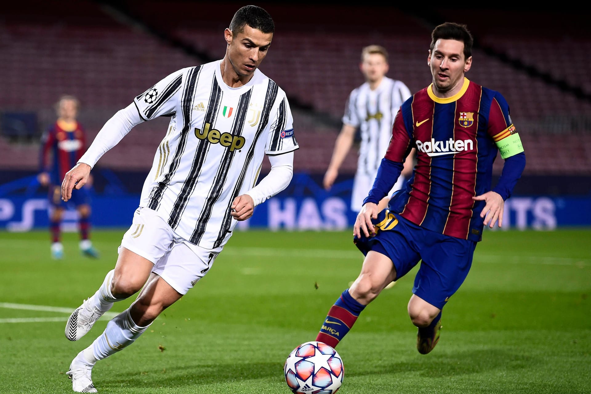 Szene aus dem bisher letzten Aufeinandertreffen vom Dezember 2020: Ronaldo (li.), damals bei Juventus, gegen Messi, damals noch beim FC Barcelona.