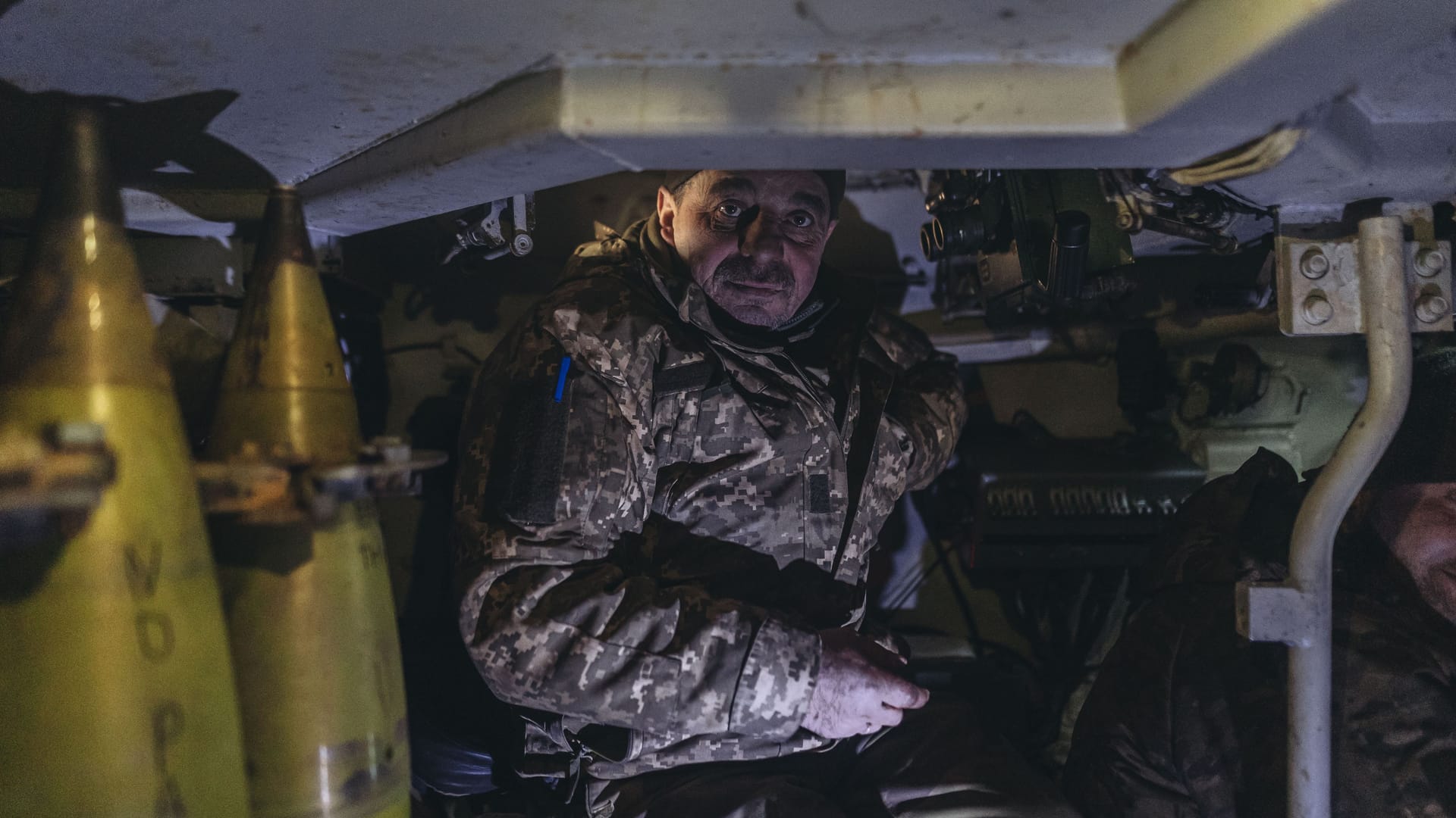 Ein ukrainischer Panzerschütze mit Granaten in der Nähe des umkämpften Ortes Bachmut, Ukraine.