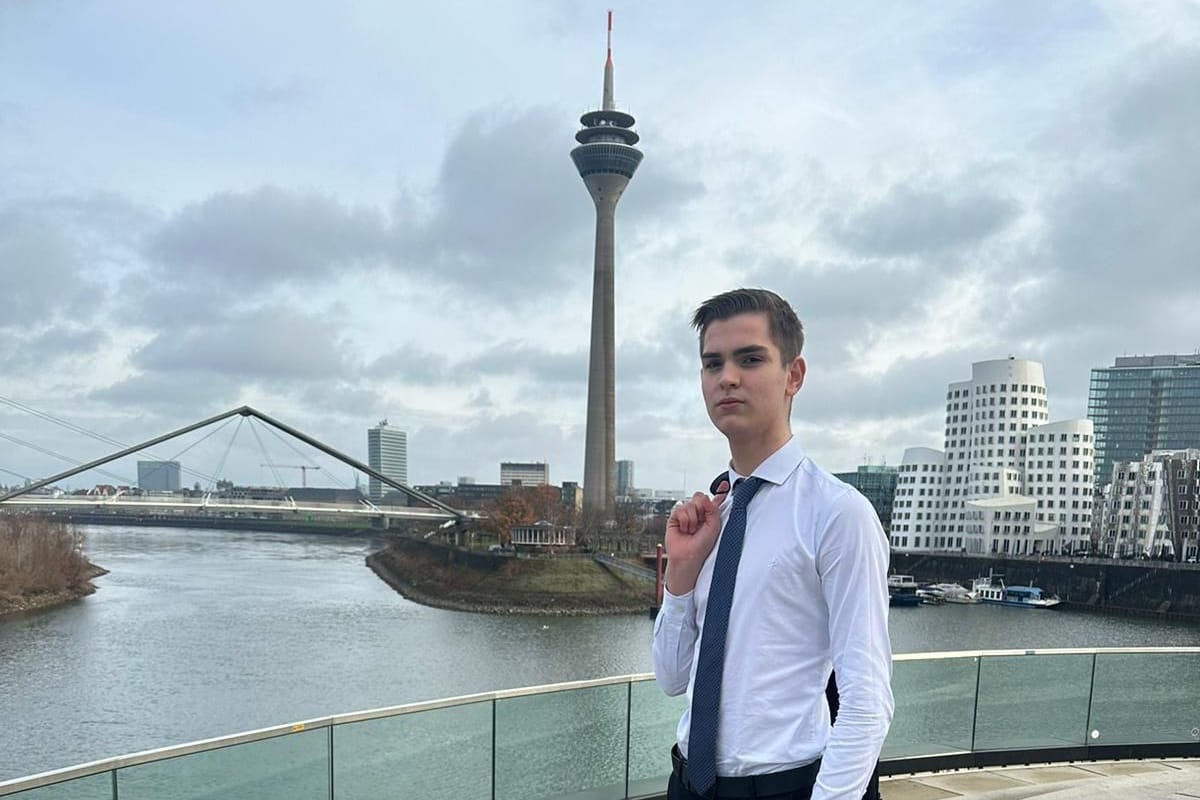 Adem Karagöz vor dem Rheinturm in Düsseldorf: Der 18-Jährige ist nach eigenen Angaben erfolgreicher Geschäftsmann.