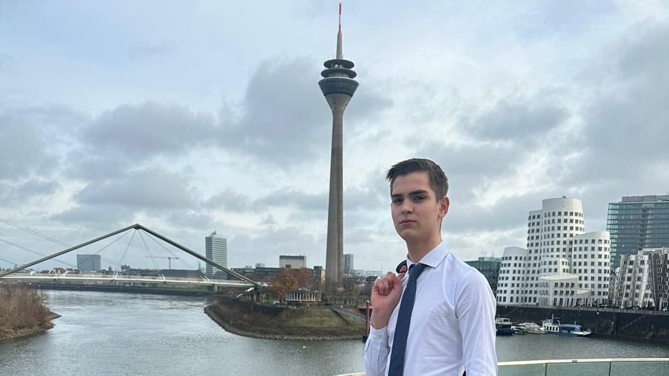 Adem Karagöz vor dem Rheinturm in Düsseldorf: Der 18-Jährige ist nach eigenen Angaben erfolgreicher Geschäftsmann.