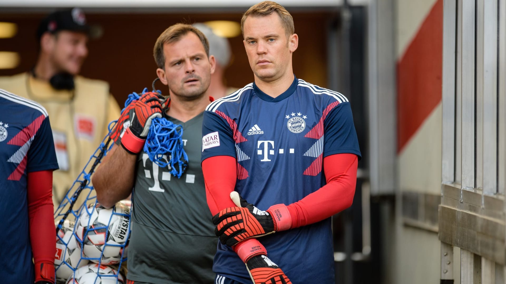 Manuel Neuer (r.) und Toni Tapalovic: Der Torwarttrainer ist einer der engsten Vertrauten des Nationaltorhüters.