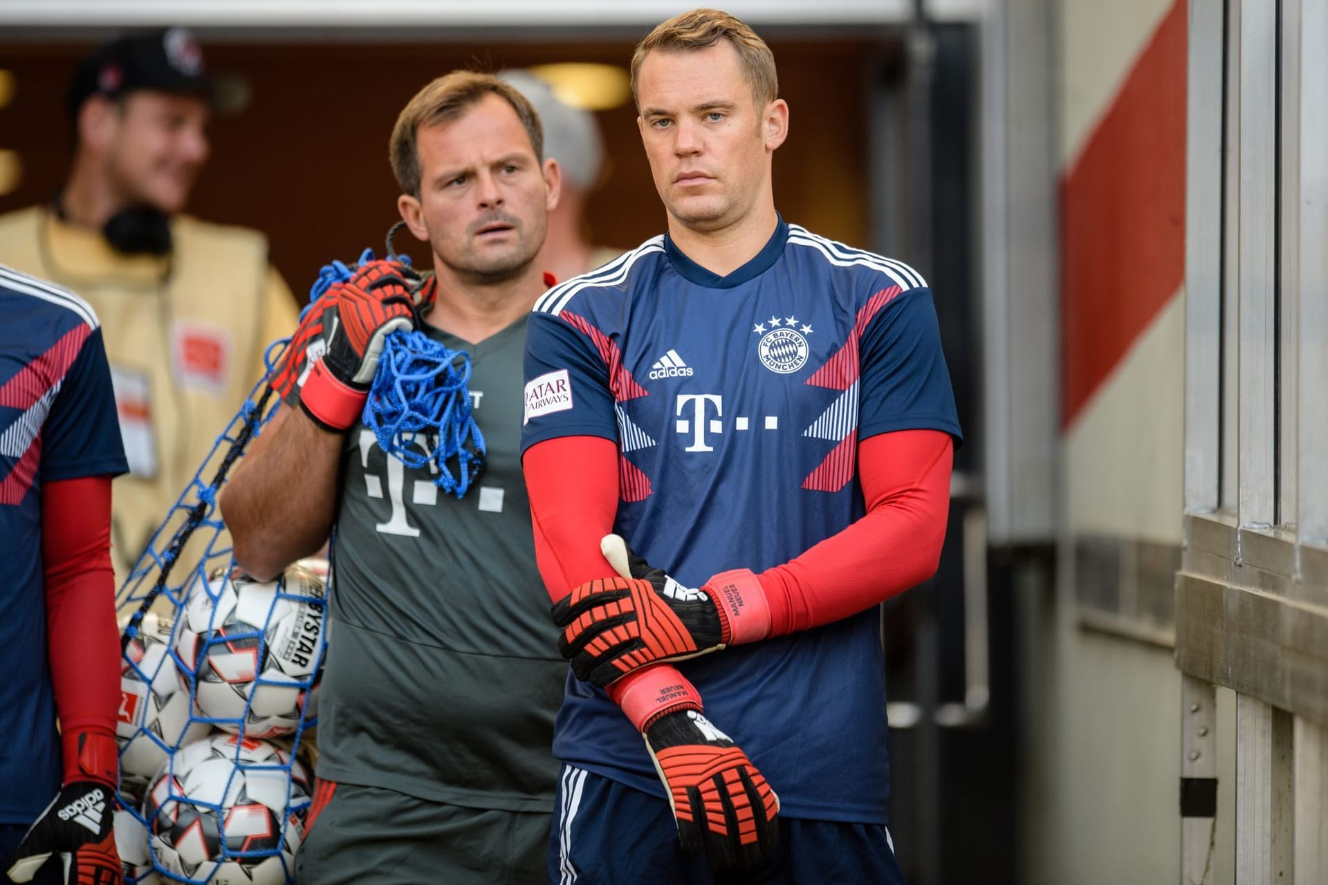 Manuel Neuer (r.) und Toni Tapalovic: Der Torwarttrainer ist einer der engsten Vertrauten des Nationaltorhüters.