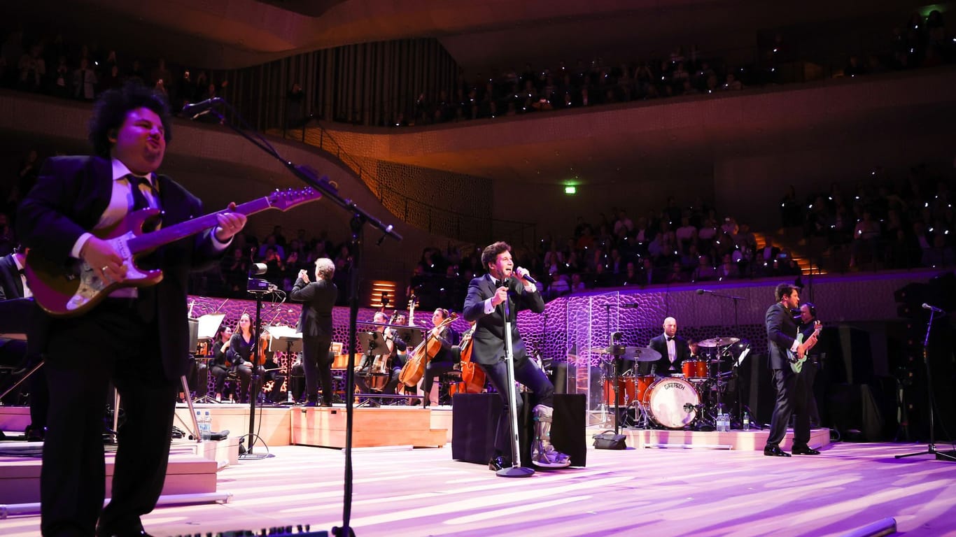 Der Sänger Wincent Weiss singt bei einem Charity Konzert in der Elbphilharmonie.