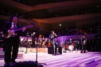 Der Sänger Wincent Weiss singt bei einem Charity Konzert in der Elbphilharmonie.