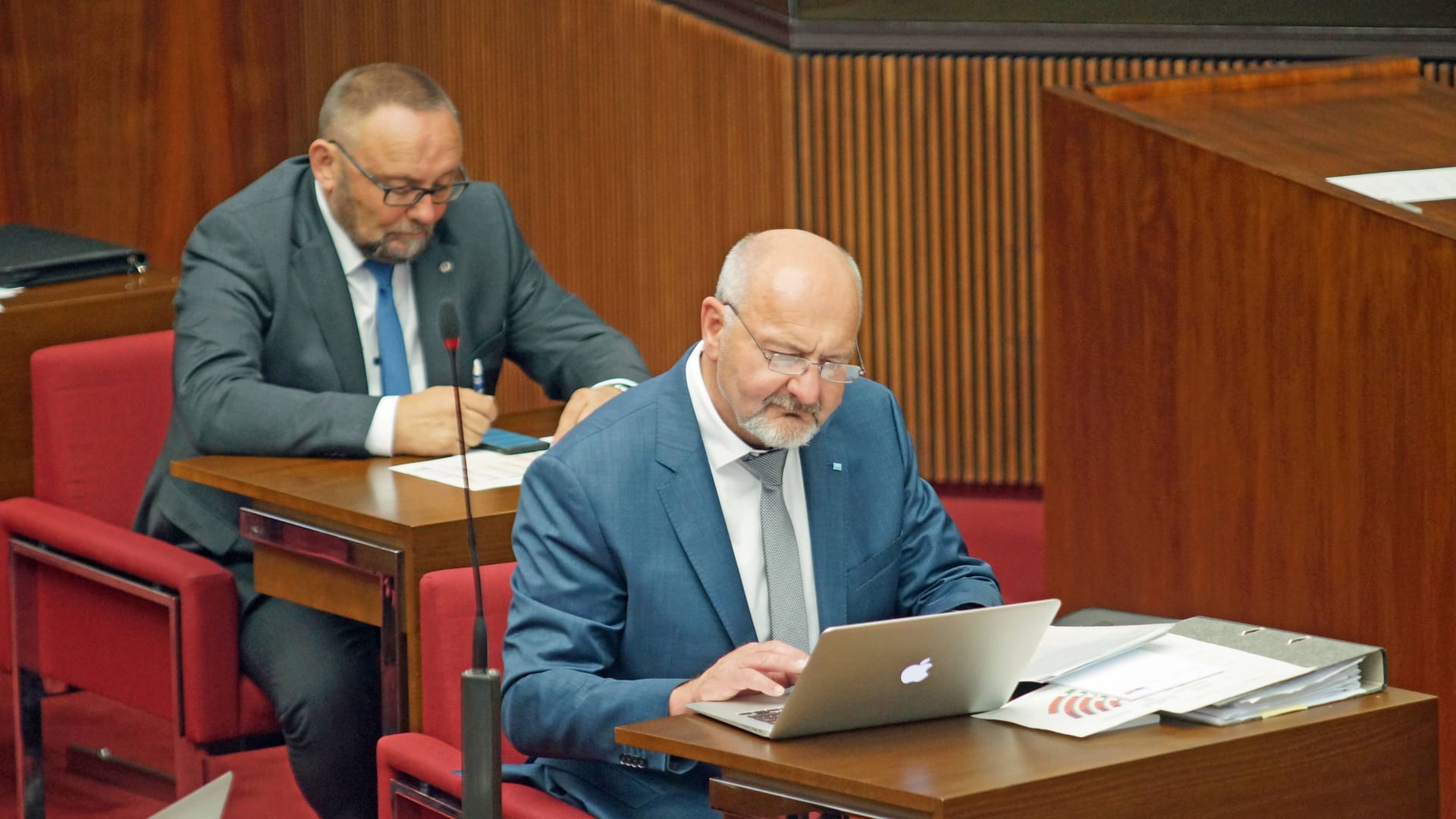 Langjährige Gegner: Bremerhavens AfD-Kreisvorsitzender Thomas Jürgewitz (vorne) und Frank Magnitz (Archivfoto).