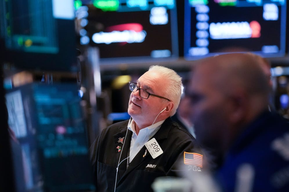 Händler an der New Yorker Börse (Symbolbild): Anleger sollten sich auf weitere Rücksetzer gefasst machen.
