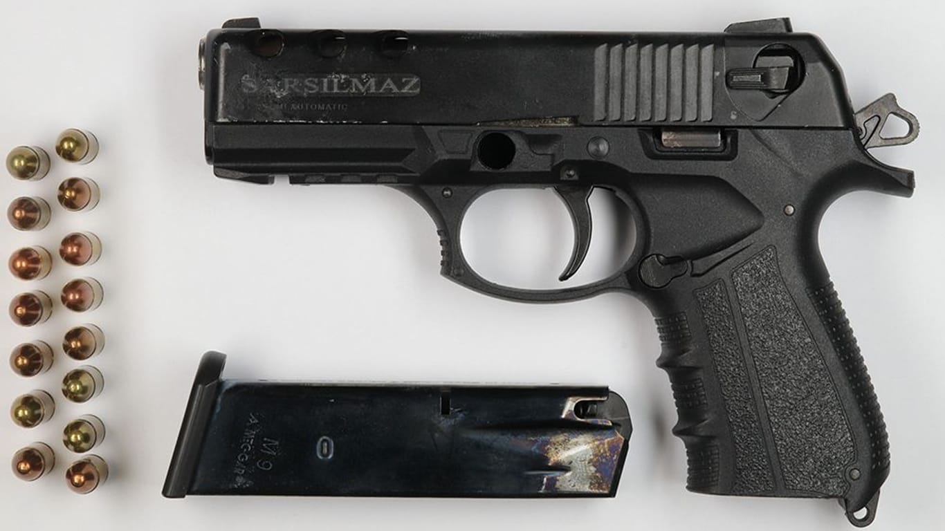 Waffenfund nach Wohnungsdurchsuchung (Archivfoto): Bei den Männern fanden die Beamten unter anderem diese Pistole samt Munition.