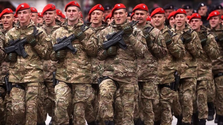 Sarajewo: Pro-serbische Paramilitärs feiern den Gründungstag ihrer Republik Srpska.