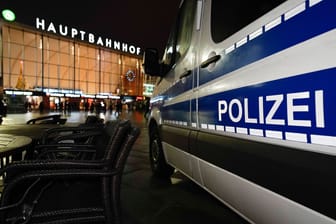 Ein Polizeiauto vor dem Kölner Hauptbahnhof: Die Polizei hat eine erste Bilanz zur Silvesternacht veröffentlicht.
