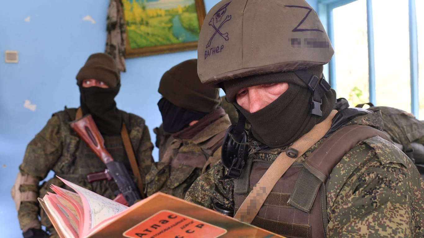 Helme mit handgemaltem Totenkopf-Symbol: Söldner der russischen Kampftruppe "Wagner" nahe der Front in der von Russland annektierten ukrainischen Region Luhansk.