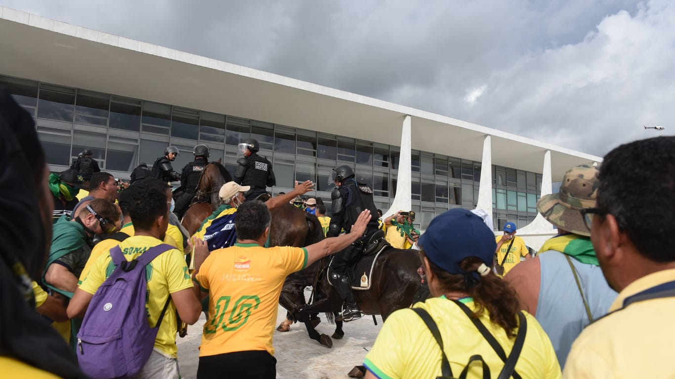 Anhänger des Ex-Präsidenten Jair Bolsonaro stürmten mehrere Regierungsgebäude in Brasília.