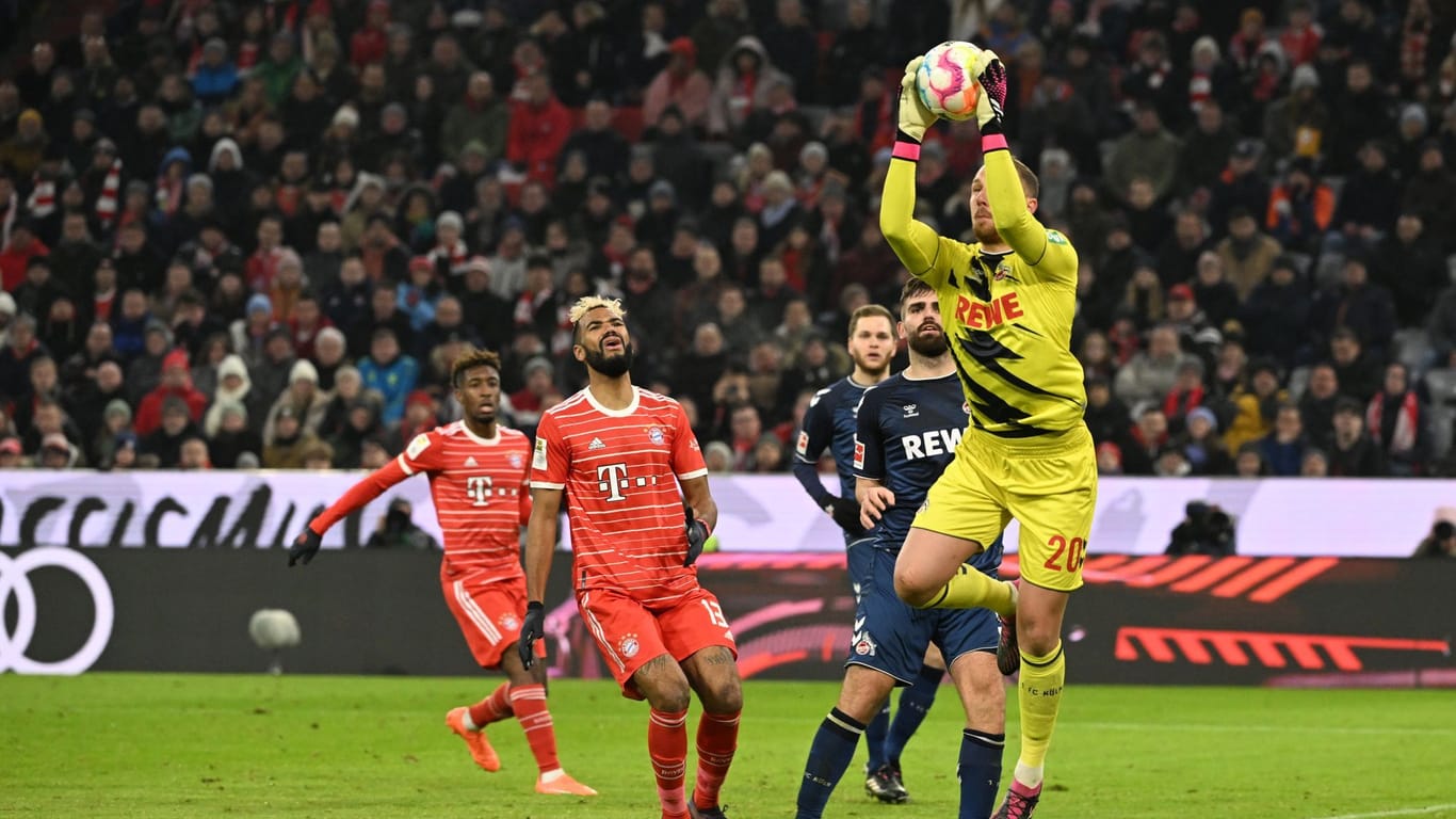 17. Spieltag in der Allianz Arena: Kölns Torhüter Marvin Schwäbe fängt den Ball.