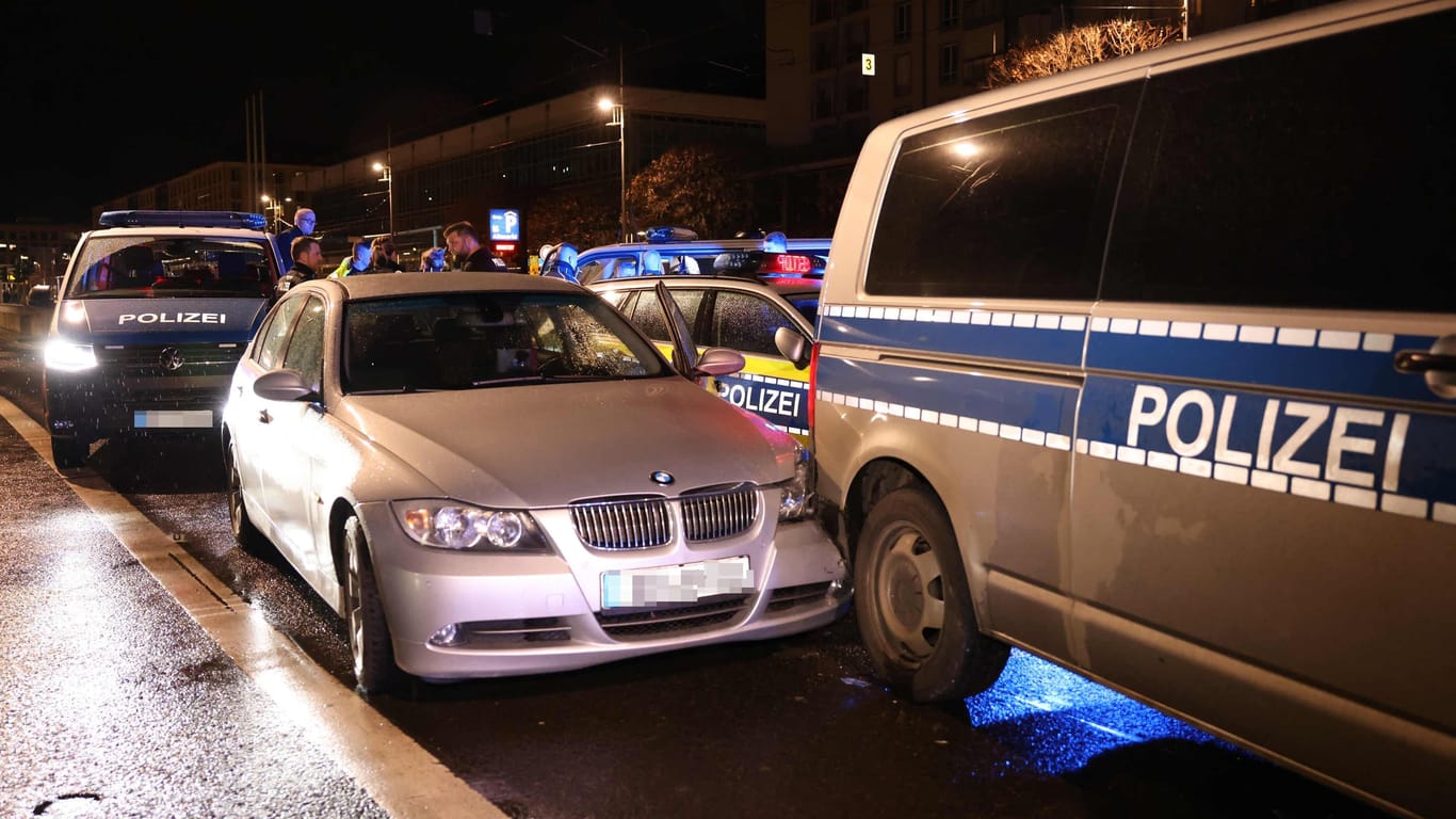 Gegen 23 Uhr endete die Verfolgungsjagd auf der Wilsdruffer Straße – im Heck des Polizeikastenwagens.