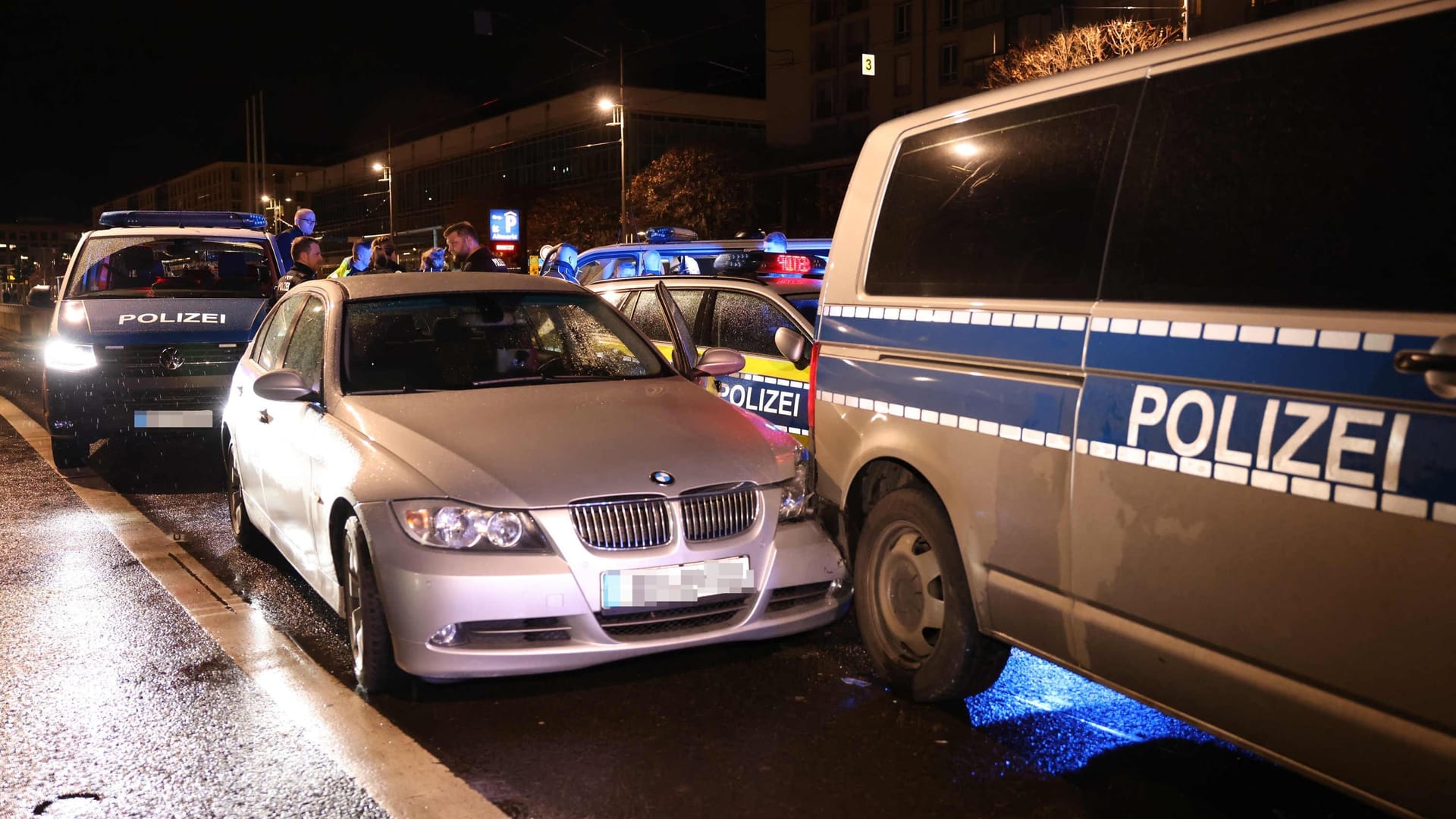 Gegen 23 Uhr endete die Verfolgungsjagd auf der Wilsdruffer Straße – im Heck des Polizeikastenwagens. Gegen 23 Uhr endete die Verfolgungsjagd auf der Wilsdruffer Straße – im Heck des Polizeikastenwagens.
