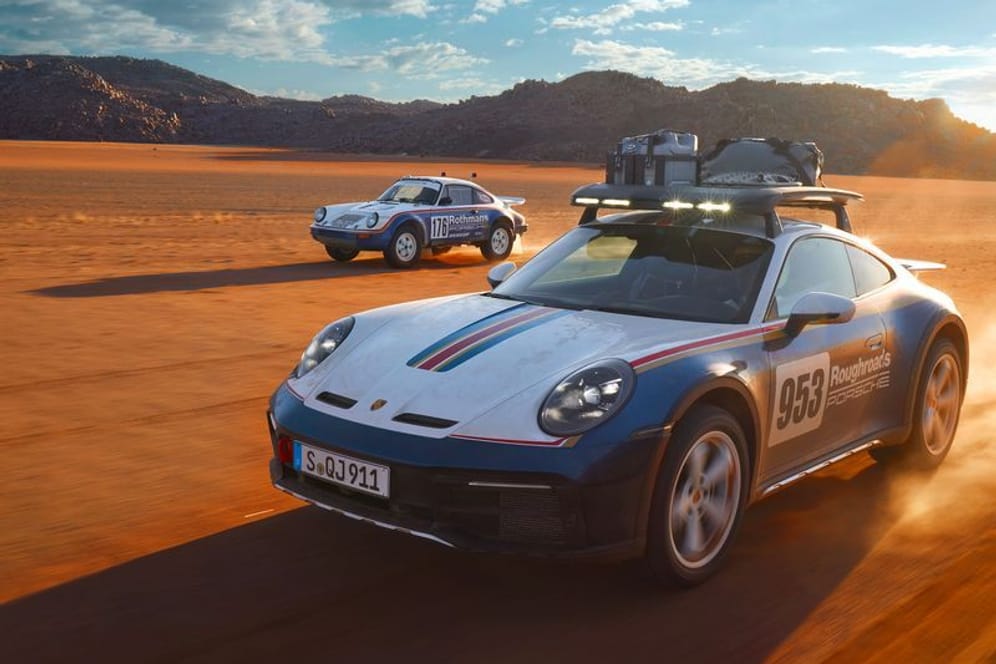Doppeltes Flottchen: Der neue Porsche 911 Dakar zieht vorbei an seinem Urahn – einem Rallye-Rennwagen aus den 1980ern.