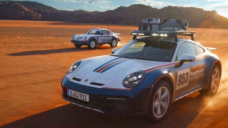 Doppeltes Flottchen: Der neue Porsche 911 Dakar zieht vorbei an seinem Urahn – einem Rallye-Rennwagen aus den 1980ern.