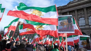 Demonstranten in Straßburg (Archivbild): Sie hatten das EU-Parlament unter anderem dazu aufgefordert, die Revolutionsgarde auf die Terrorliste zu setzen. (Quelle: IMAGO/Siamak Ebrahimi/imago images) Demonstranten Straßburg (Archivbild): Sie hatten das EU-Parlament unter anderem dazu aufgefordert, die Revolutionsgarde auf die Terrorliste zu setzen.