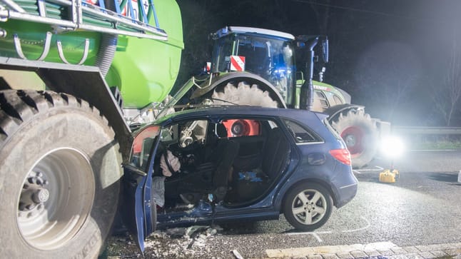 B56-Unfall Bei Köln: Mercedes-Fahrer Rast In Gülleanhänger – Lebensgefahr