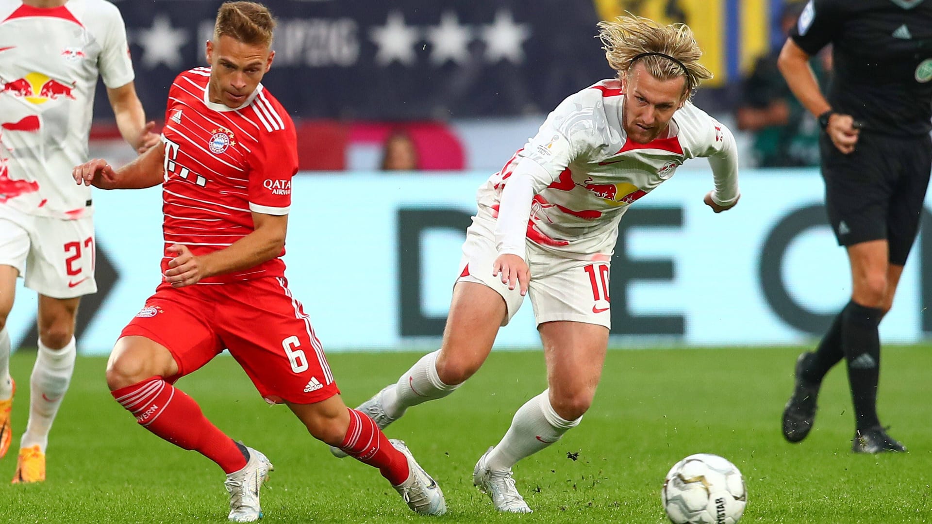 Szene aus dem Supercup im vergangenen Sommer: Bayerns Joshua Kimmich (li.) und Leipzigs Emil Forsberg im Kampf um den Ball.