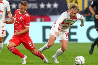 Szene aus dem Supercup im vergangenen Sommer: Bayerns Joshua Kimmich (li.) und Leipzigs Emil Forsberg im Kampf um den Ball.