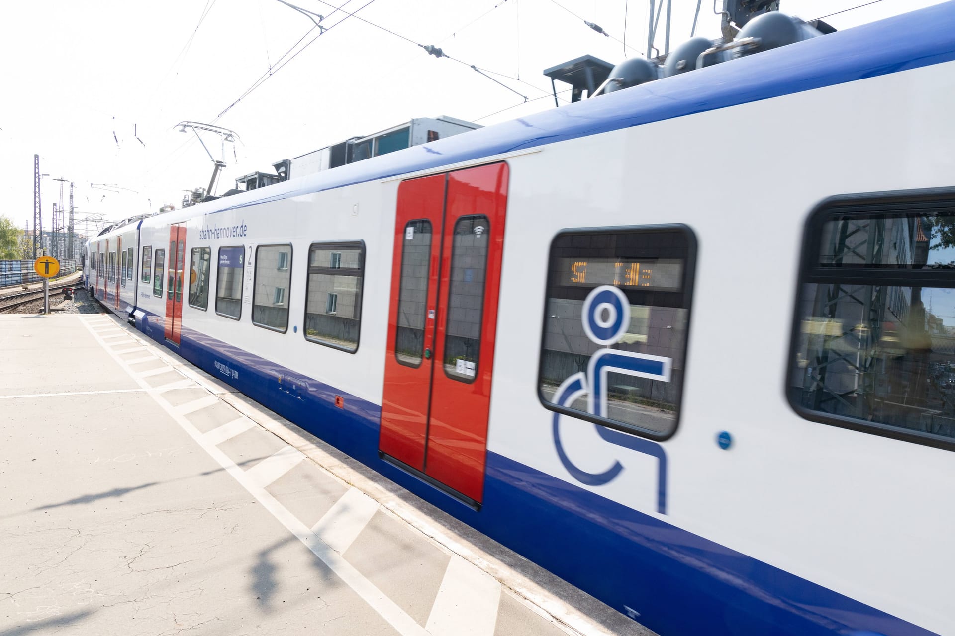 Eine S-Bahn fährt in den Hauptbahnhof Hannover ein (Archivbild): Kommen bald wieder günstige Ticketangebote im bundesweiten Nahverkehr?