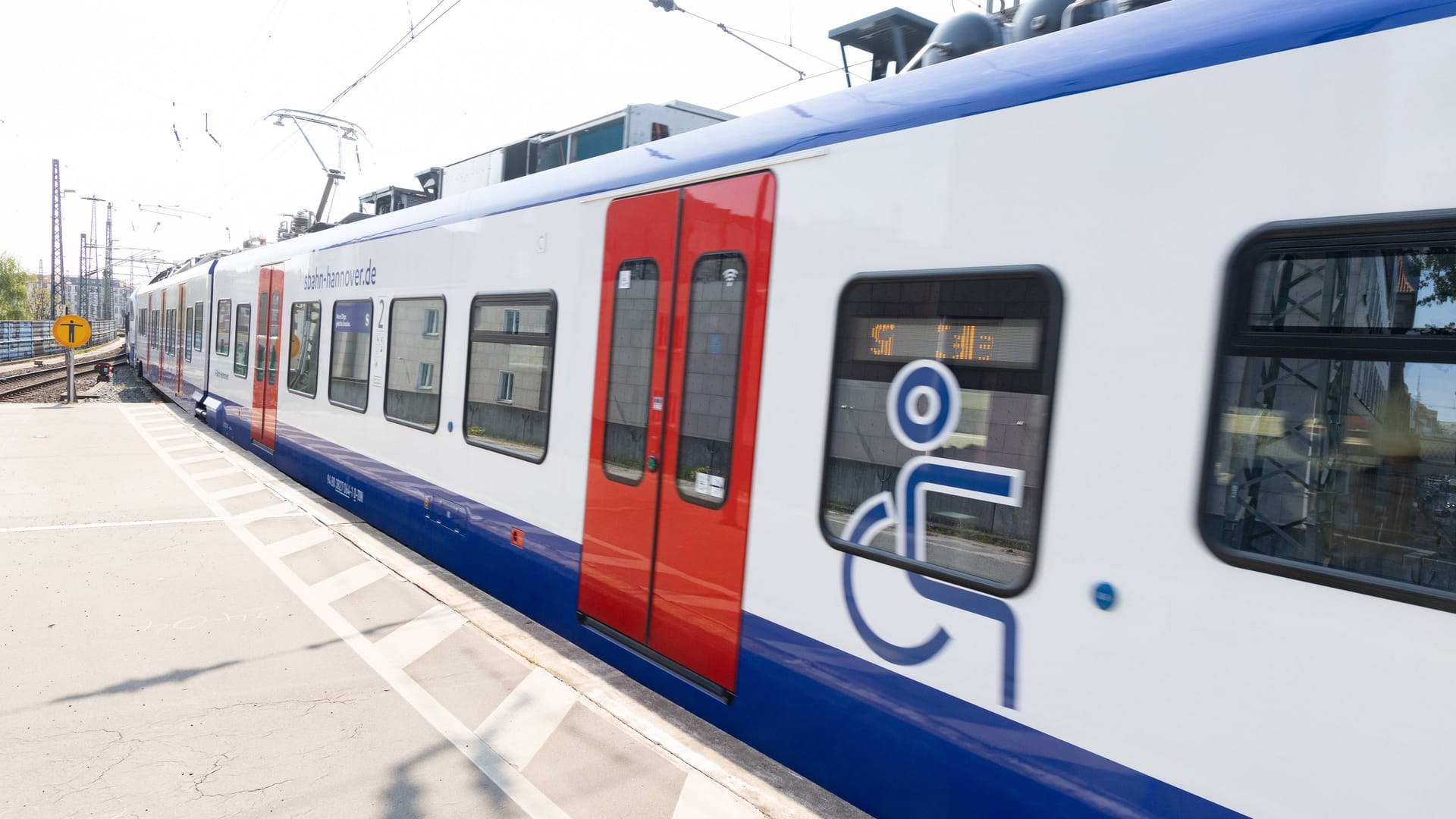 Eine S-Bahn fährt in den Hauptbahnhof Hannover ein (Archivbild): Kommen bald wieder günstige Ticketangebote im bundesweiten Nahverkehr?