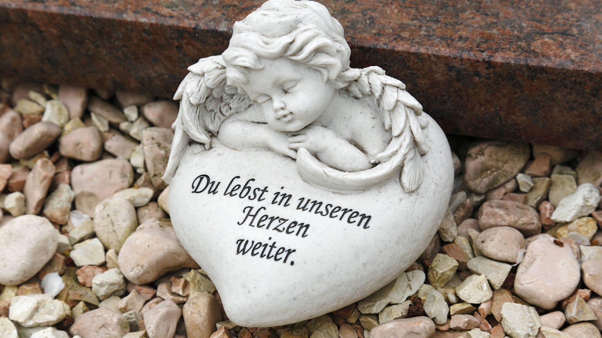 Kindergrab mit Sinnspruch (Symbolbild): Über Jahre verschwanden von dem Grab eines Mädchens Gegenstände. Kindergrab mit Sinnspruch (Symbolbild): Über Jahre verschwanden von dem Grab eines Mädchens Gegenstände.