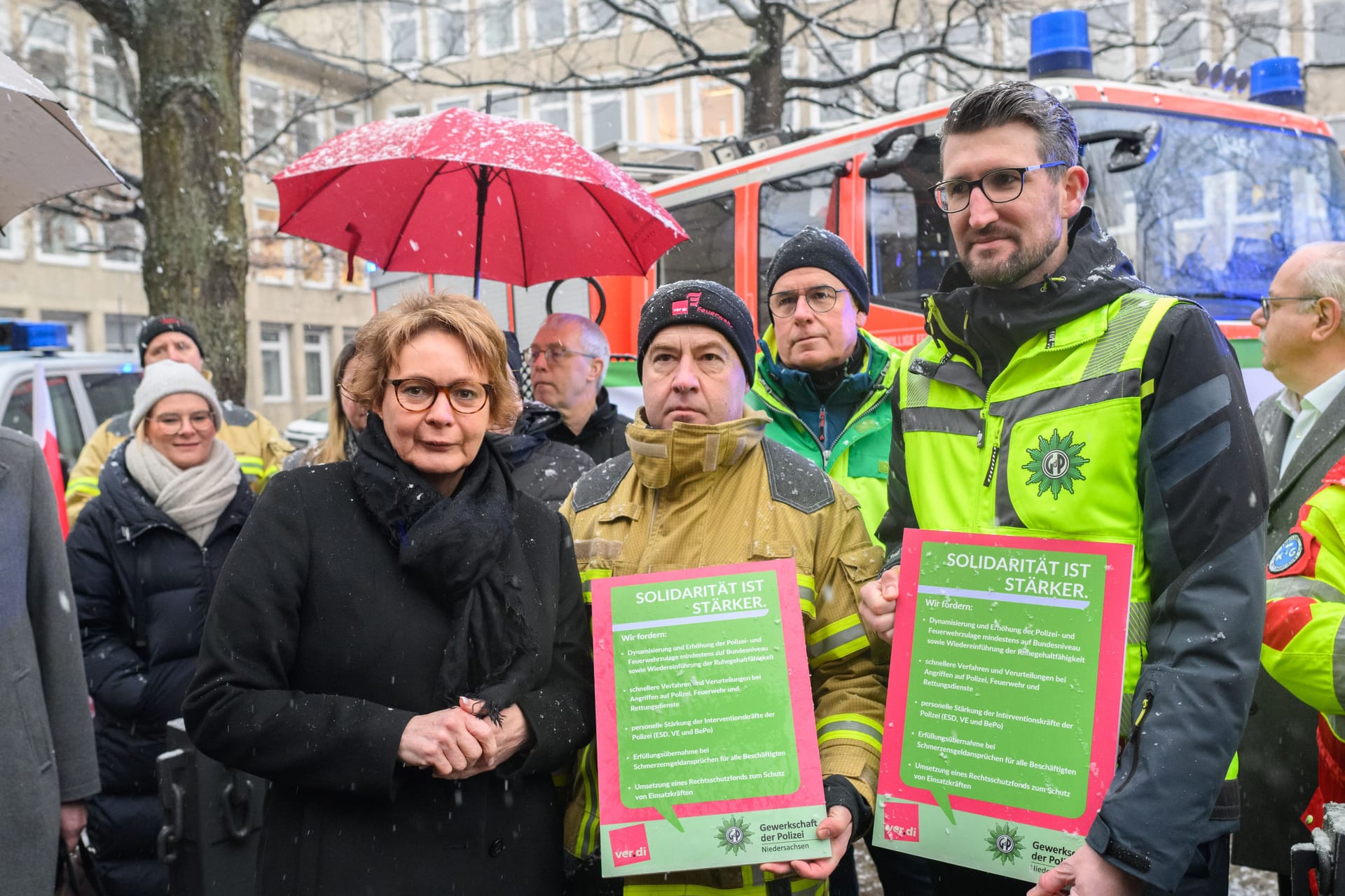 Daniela Behrens (l-r, SPD), Innenministerin von Niedersachsen, mit Mario Kraatz, Landesfachgruppe Feuerwehr Niedersachsen bei Verdi, und Kevin Komolka, Landesvorsitzender GdP: Am Donnerstag wurde ein Forderungskatalog übergeben.