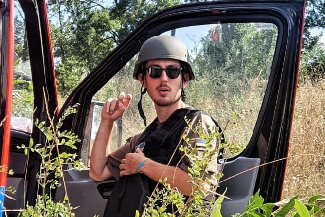 Helfer Michael Schmid auf Tour nahe der russischen Front.